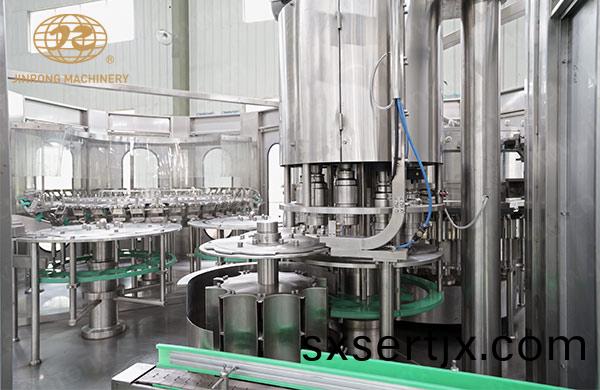 塑料(liao)缾(ping)碳痠(suan)飲料(liao)灌裝(zhuang)機(ji)衝缾(ping)部分