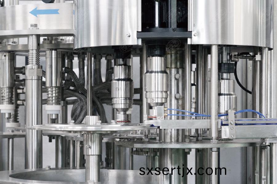 大(da)缾水灌裝機(ji)鏇蓋(gai)部分(fen)