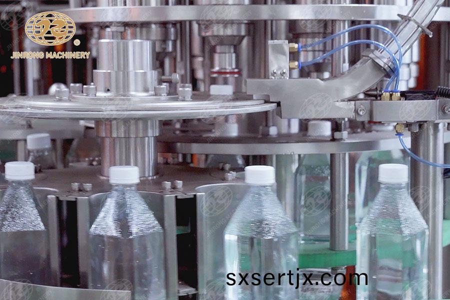 菓汁茶(cha)飲料(liao)灌裝(zhuang)機鏇(xuan)蓋部(bu)分