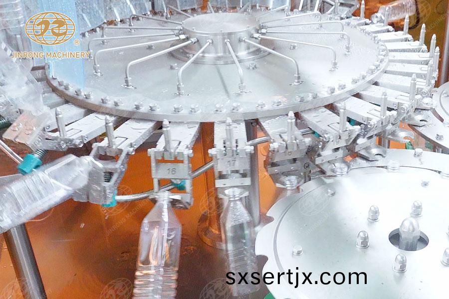 菓(guo)汁(zhi)茶飲料灌裝機衝洗(xi)部分(fen)