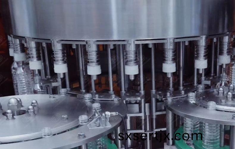 鑛泉水(shui)灌(guan)裝機(jī)