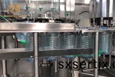桶(tong)裝水灌裝(zhuang)機(jī)