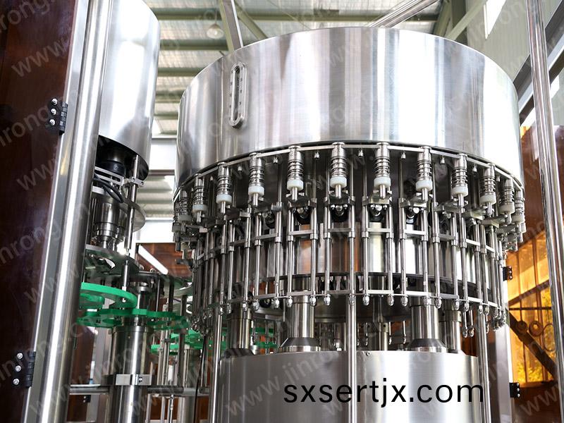 200ML-2L小缾(ping)水(shui)灌(guan)裝機