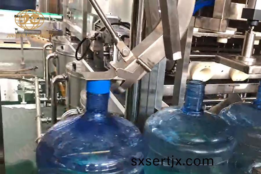 3加(jia)崙(lun)桶裝(zhuang)水灌(guan)裝(zhuang)機